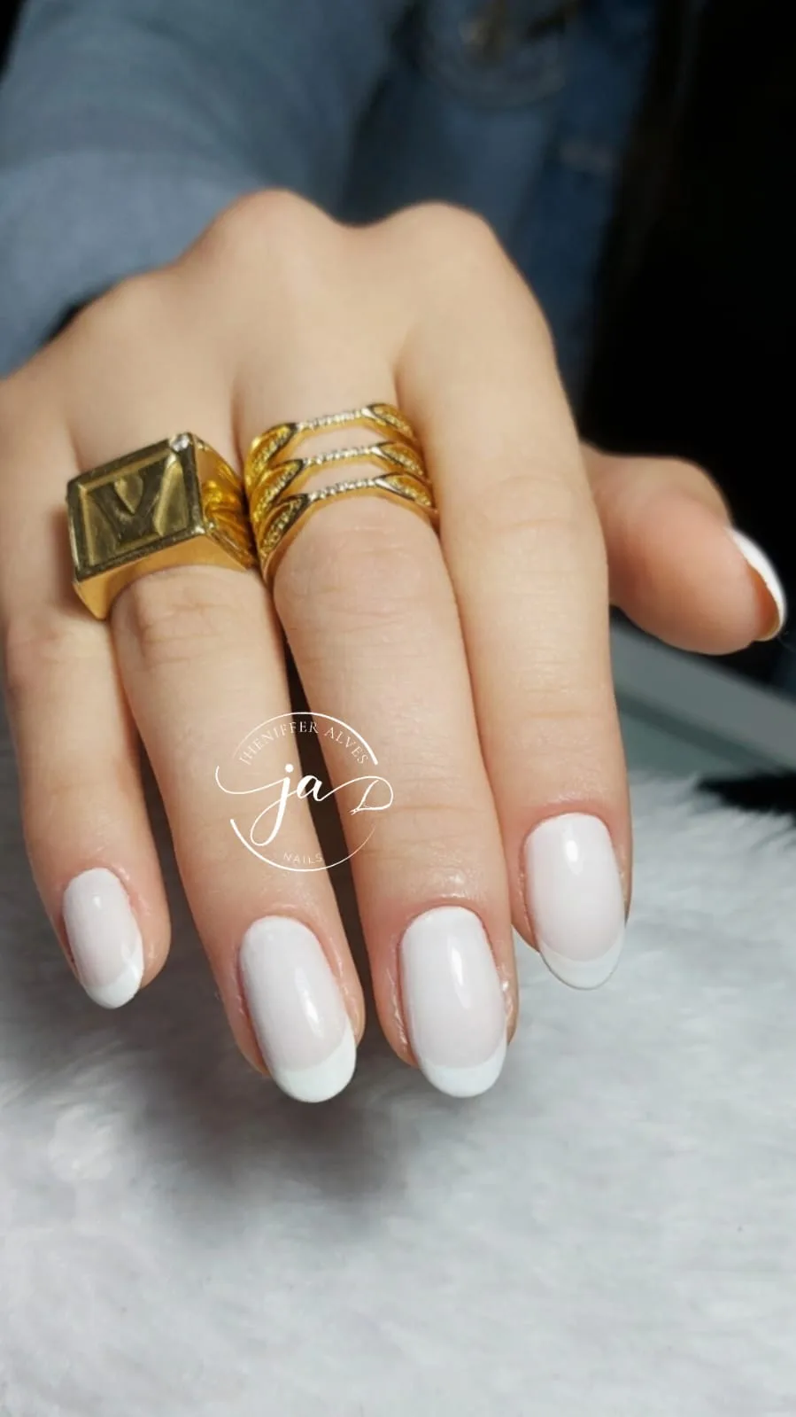 Unhas brancas com detalhe em roxo