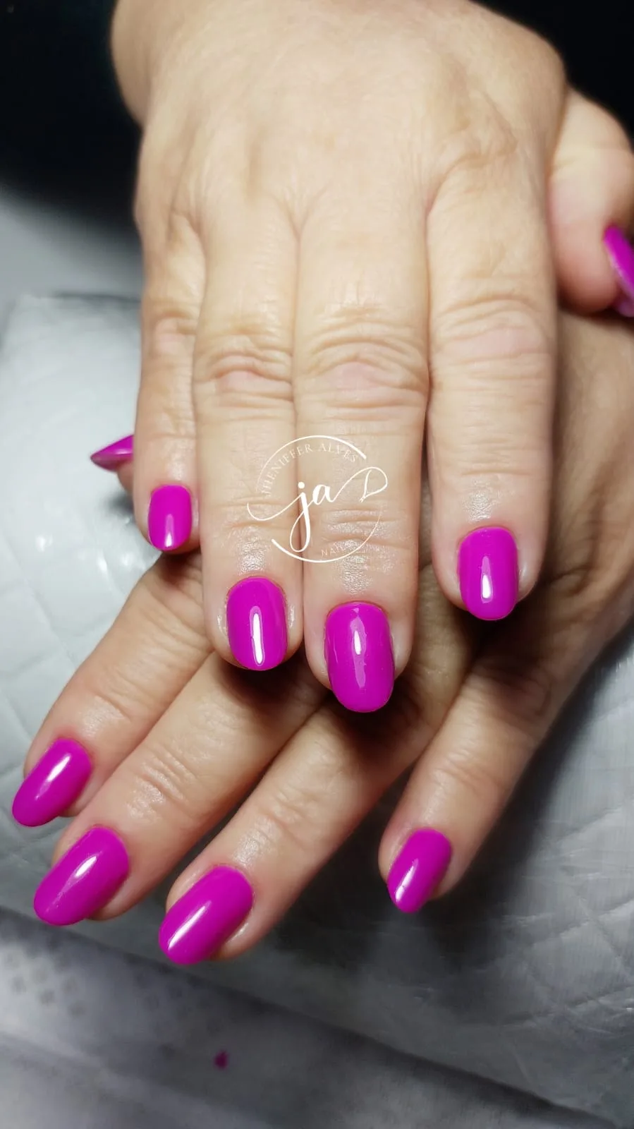 Unhas em rosa pink vibrante