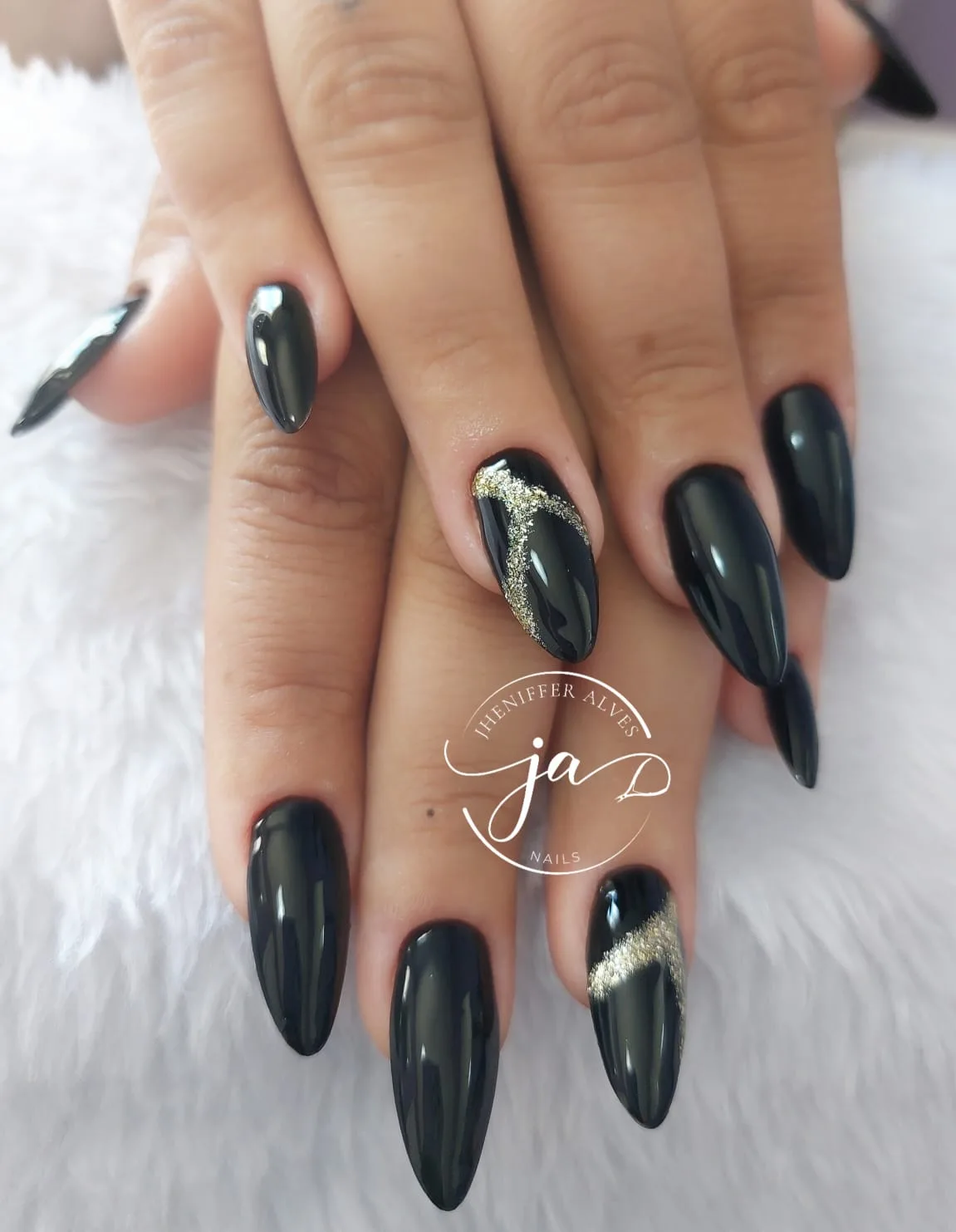 Unhas pretas com desenhos prateados