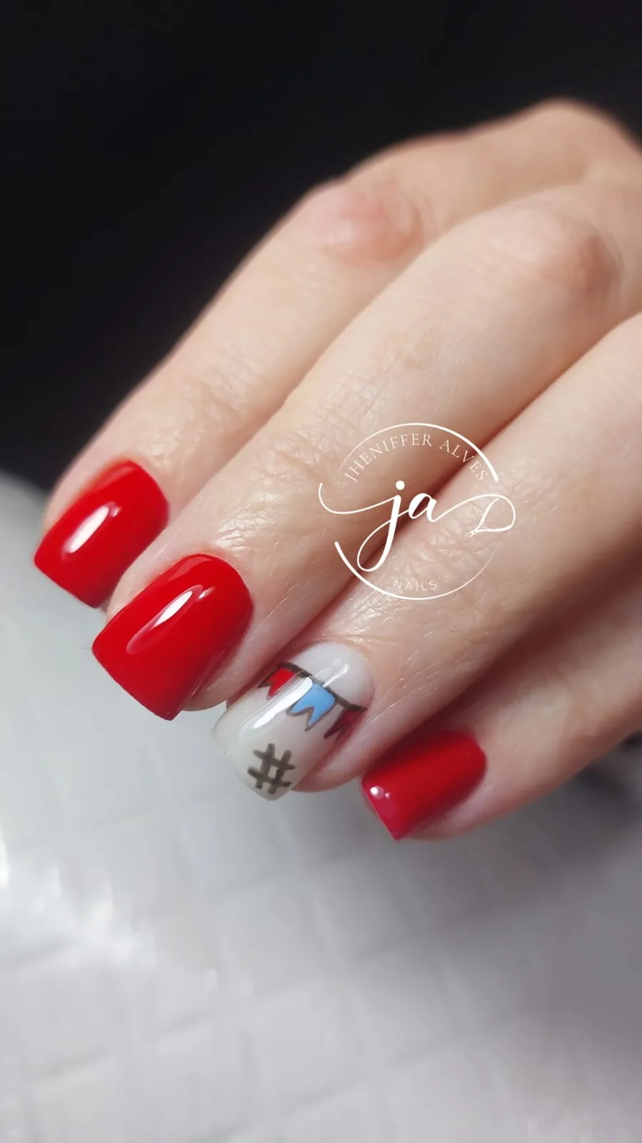 Unhas vermelhas com desenho branco